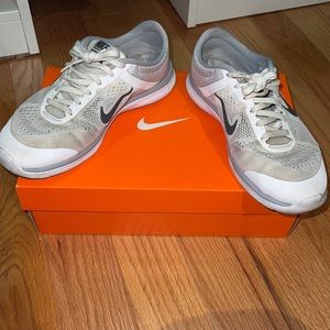Nike Women’s training sneakers white and gray size 7.5